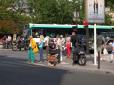  piétons attendant pour traverser